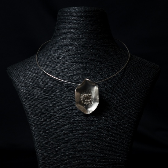 grand pendentif ovale abstrait avec écoulement de gouttes